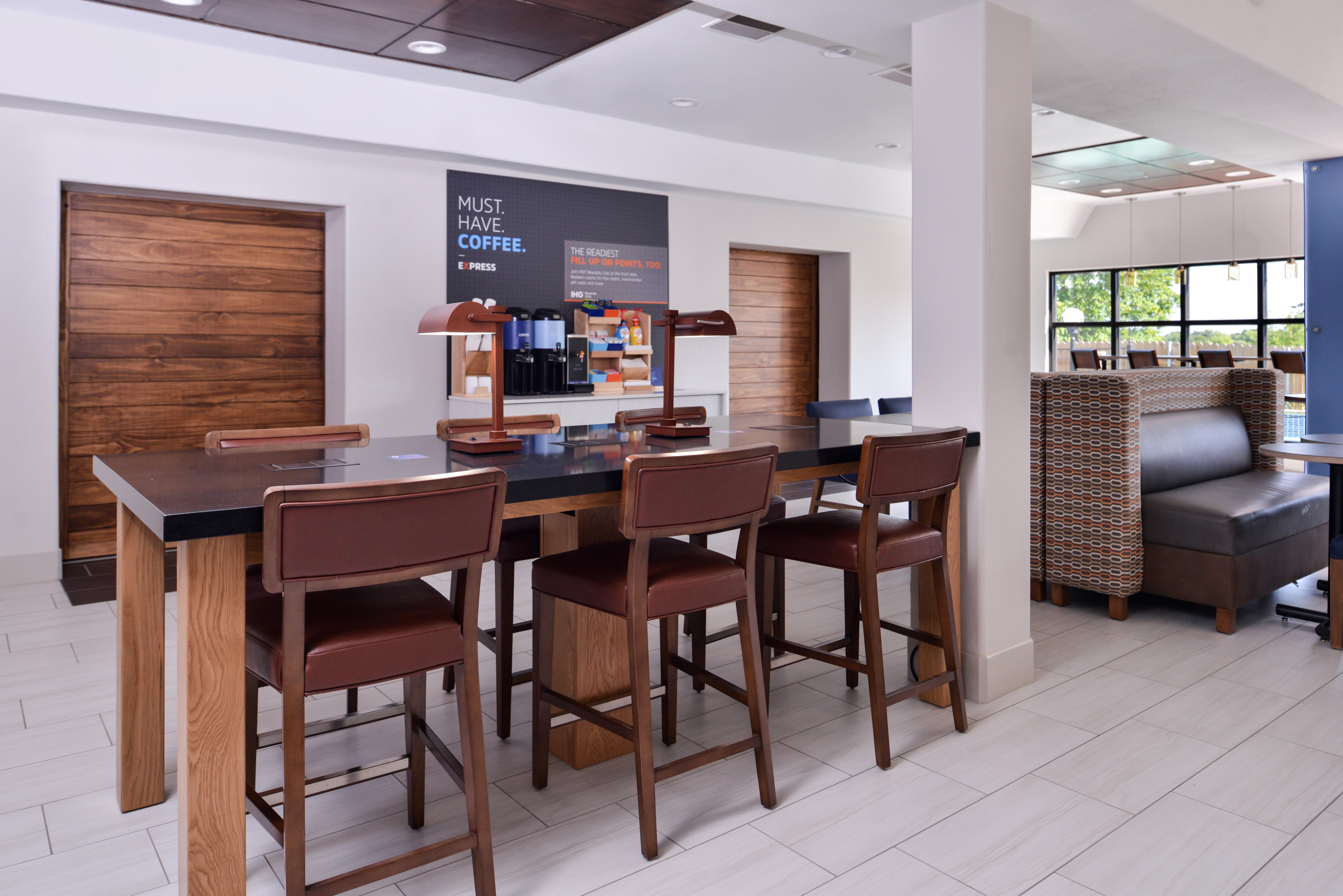 Holiday Inn Express Hotel & Suites Elgin By Ihg Exterior photo