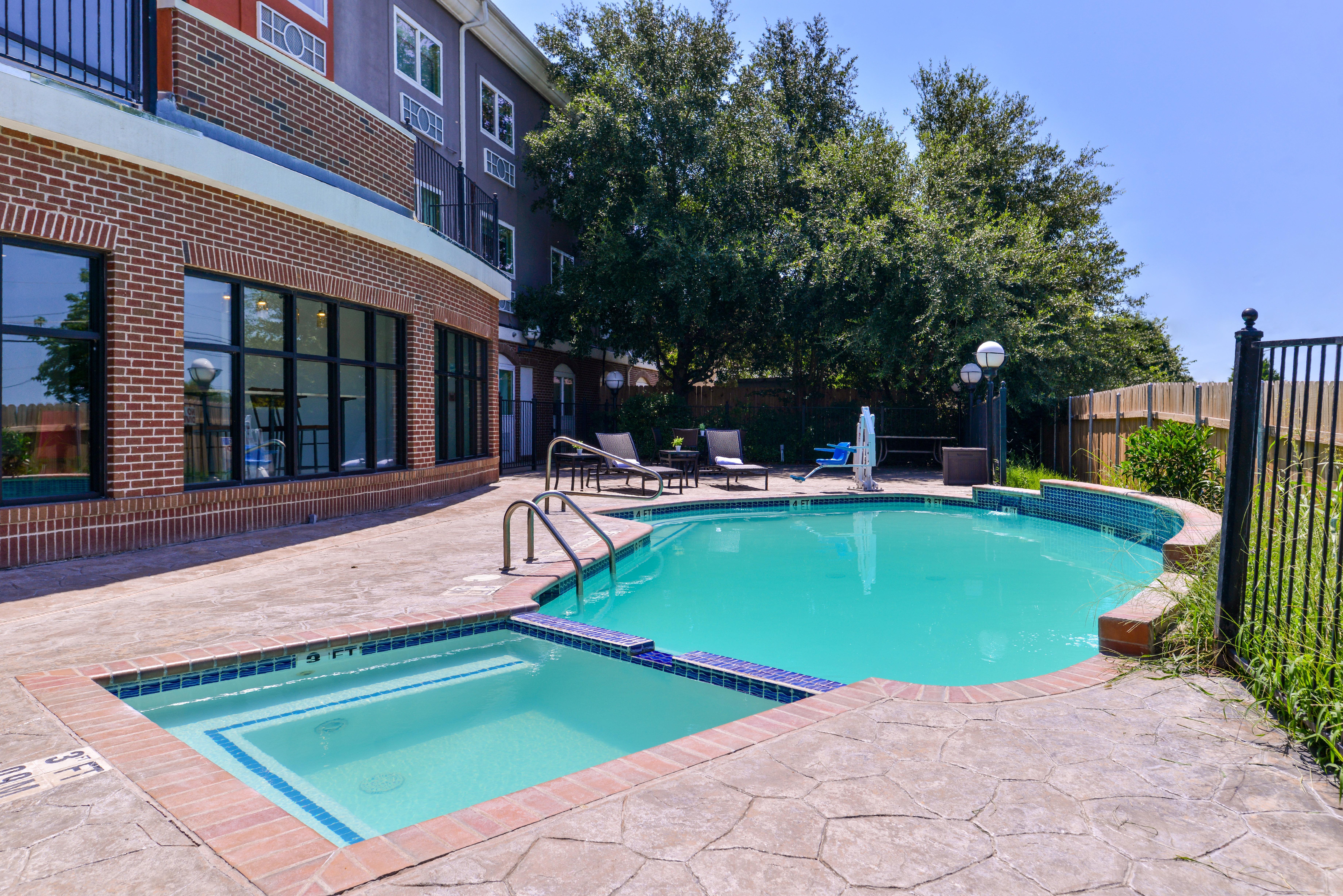 Holiday Inn Express Hotel & Suites Elgin By Ihg Exterior photo