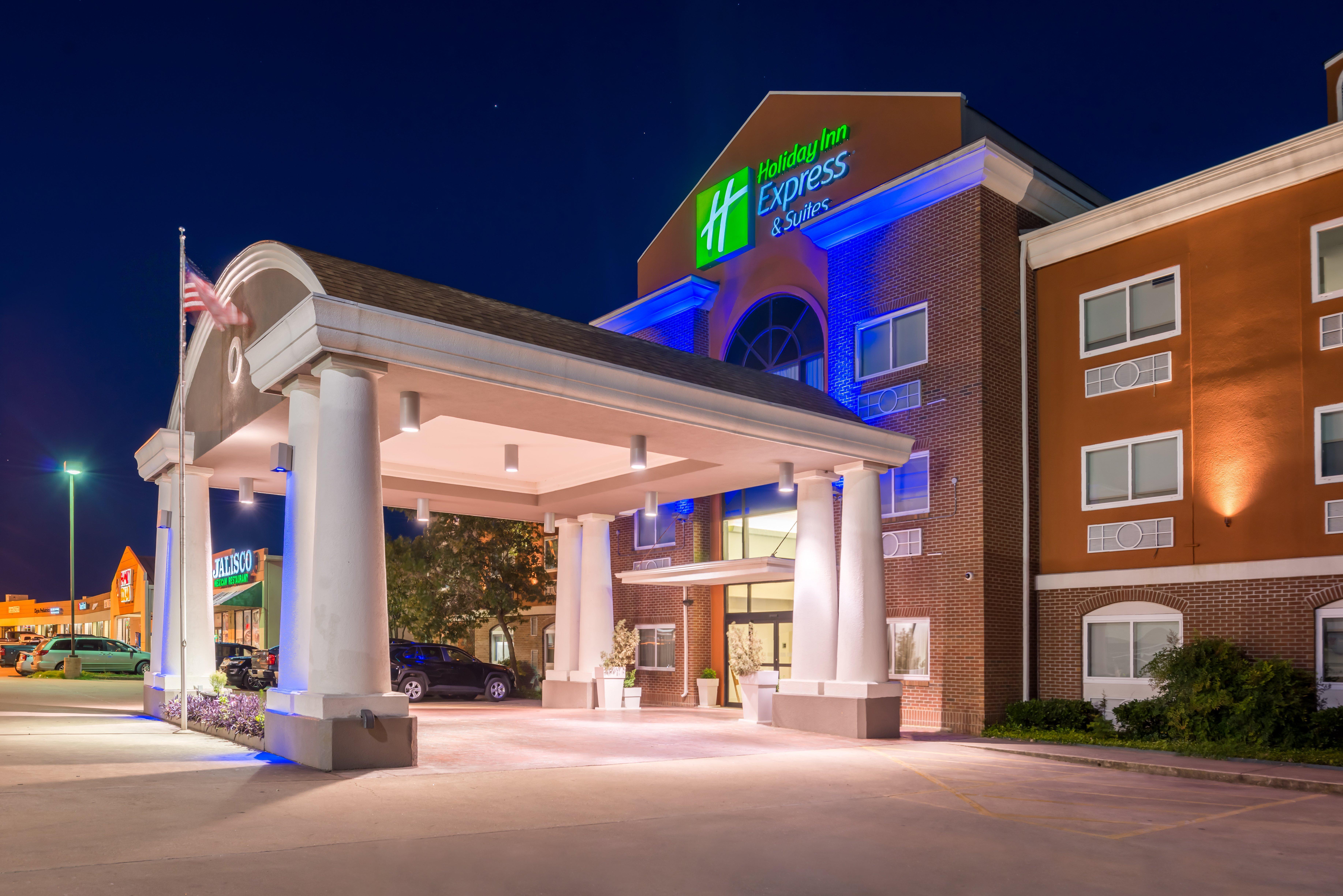 Holiday Inn Express Hotel & Suites Elgin By Ihg Exterior photo