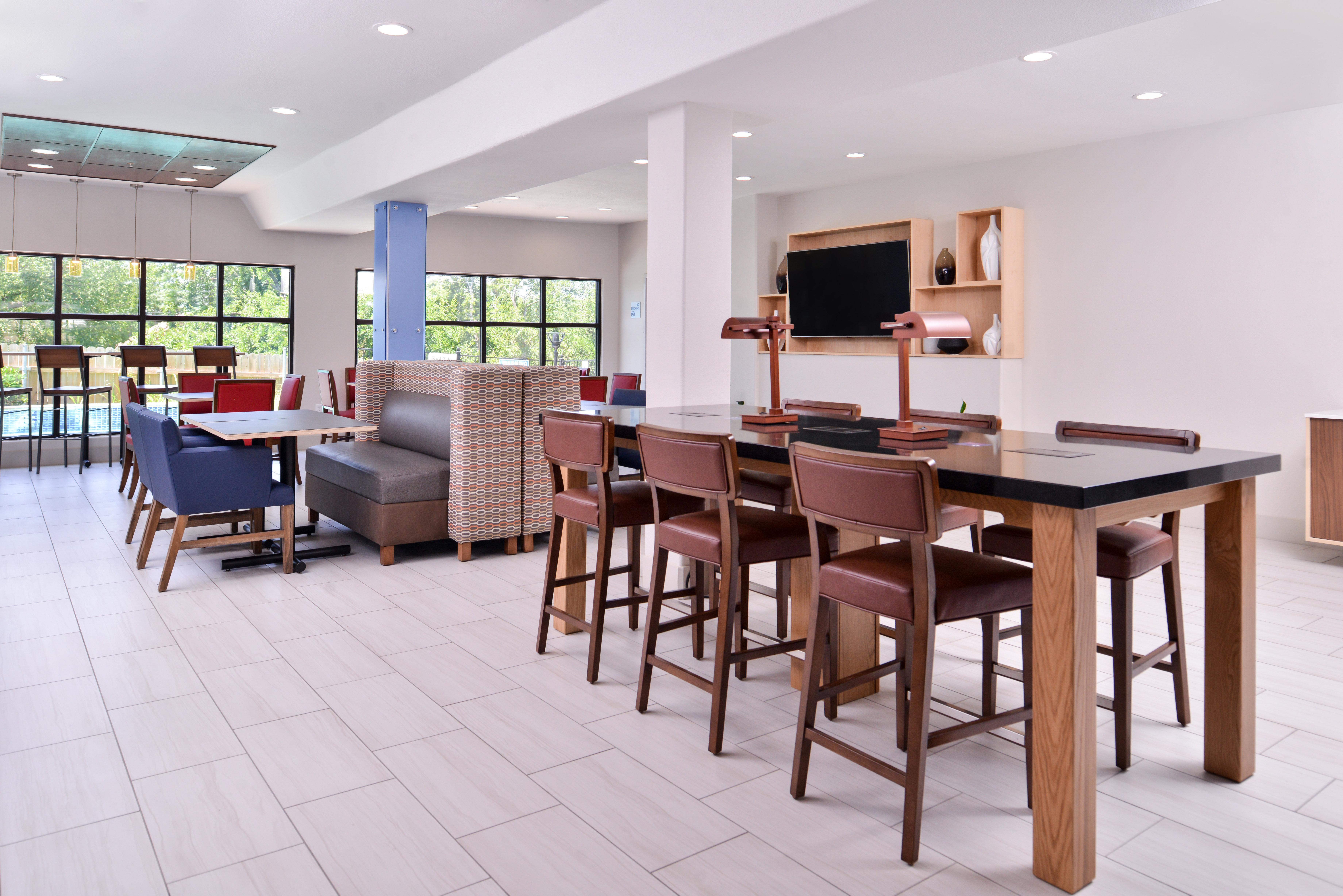 Holiday Inn Express Hotel & Suites Elgin By Ihg Exterior photo