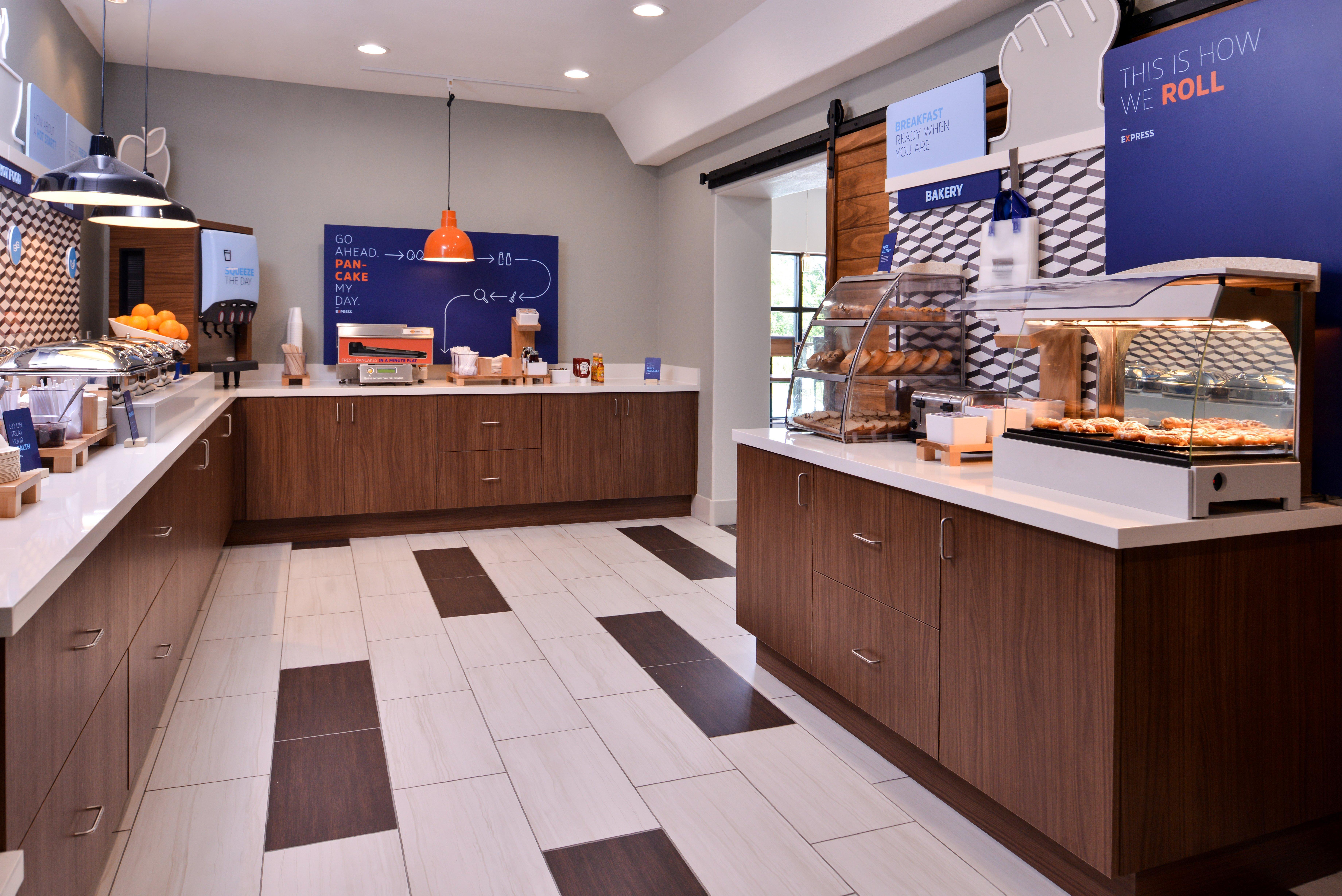 Holiday Inn Express Hotel & Suites Elgin By Ihg Exterior photo