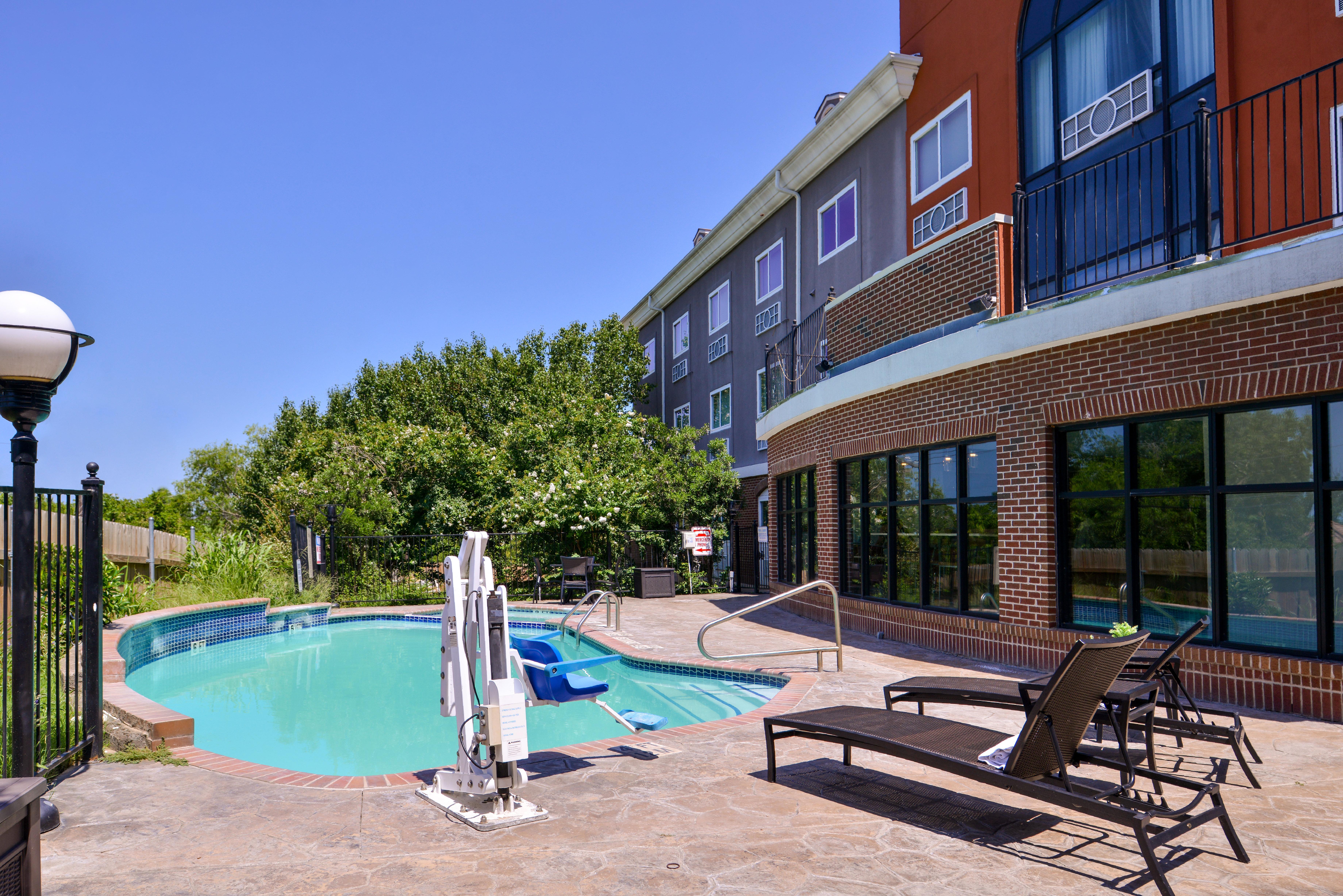 Holiday Inn Express Hotel & Suites Elgin By Ihg Exterior photo