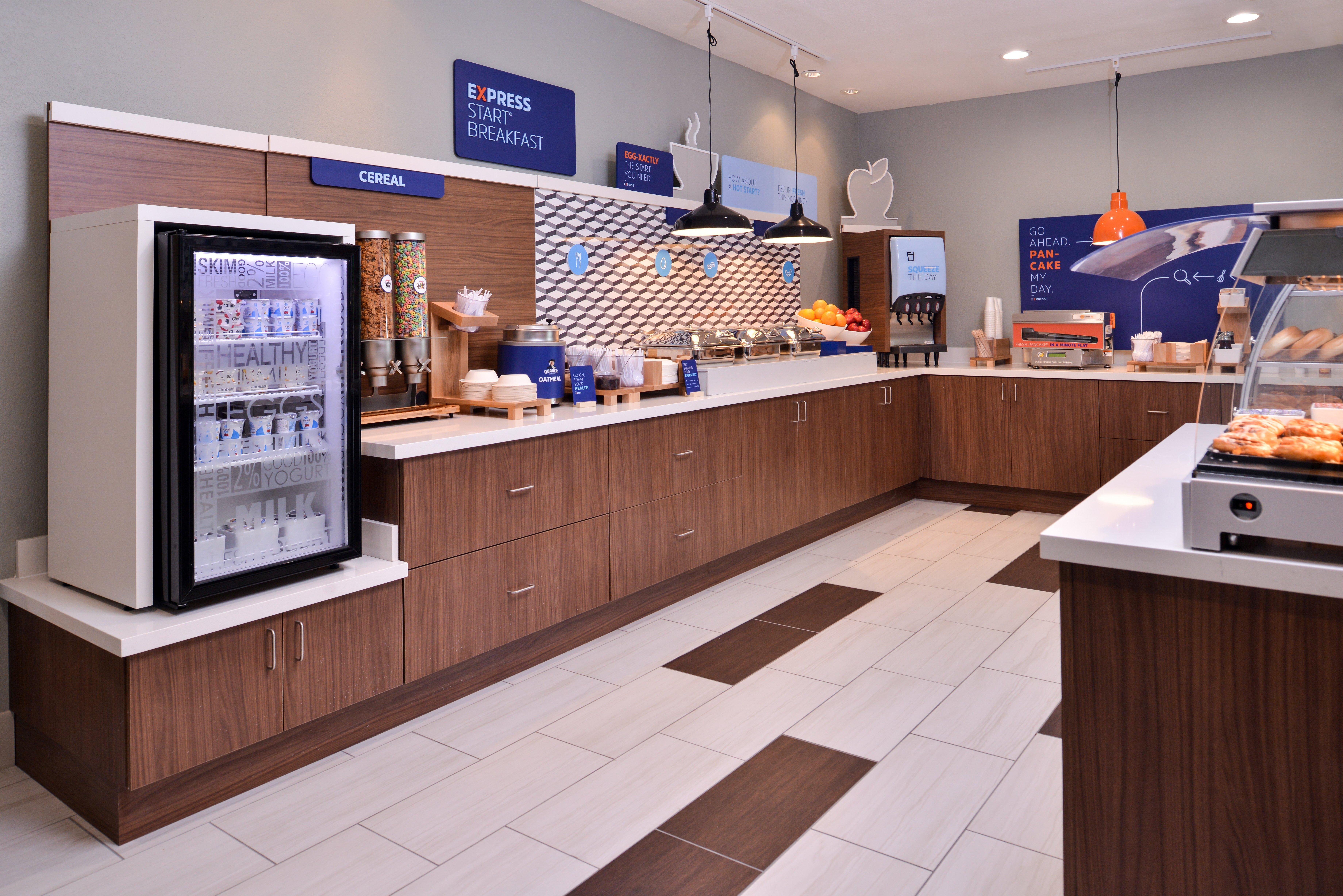 Holiday Inn Express Hotel & Suites Elgin By Ihg Exterior photo