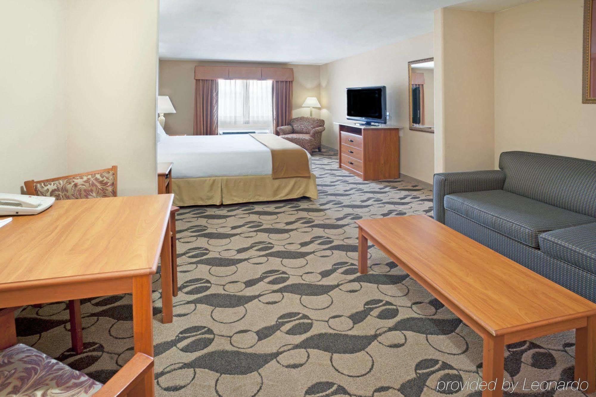 Holiday Inn Express Hotel & Suites Elgin By Ihg Room photo