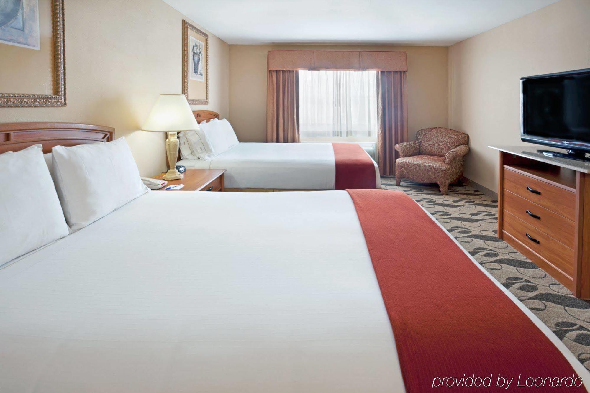 Holiday Inn Express Hotel & Suites Elgin By Ihg Exterior photo